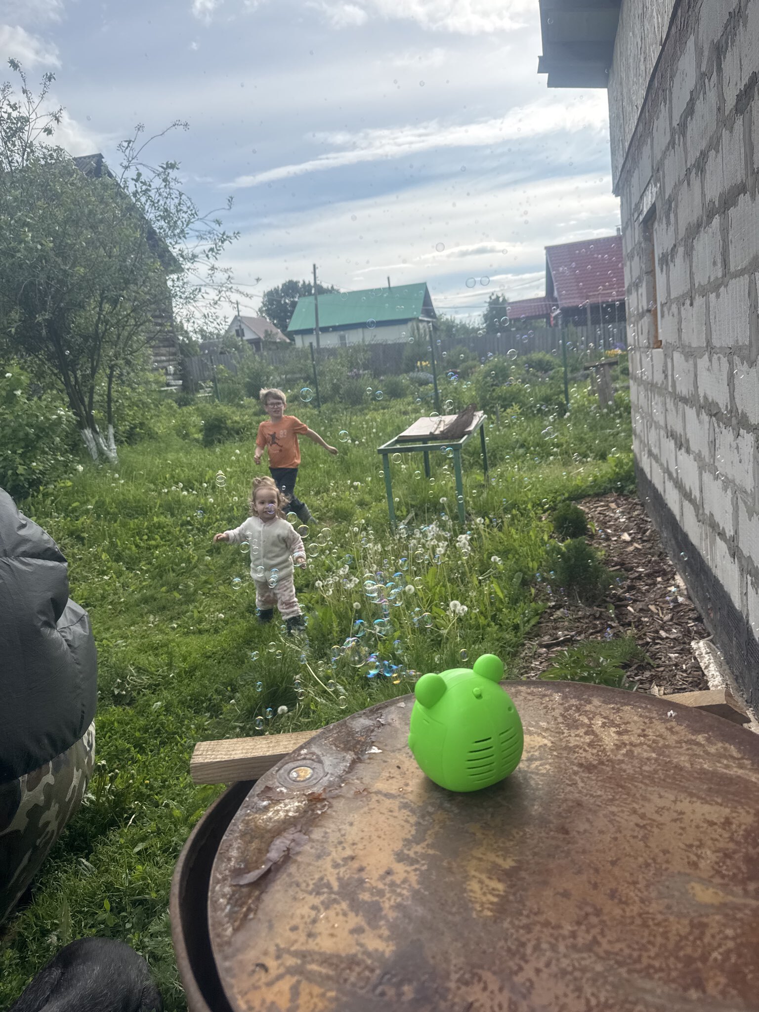 Фотография покупателя товара Генератор мыльных пузырей «Лягушка», работает от батареек, цвет зелёный - Фото 2