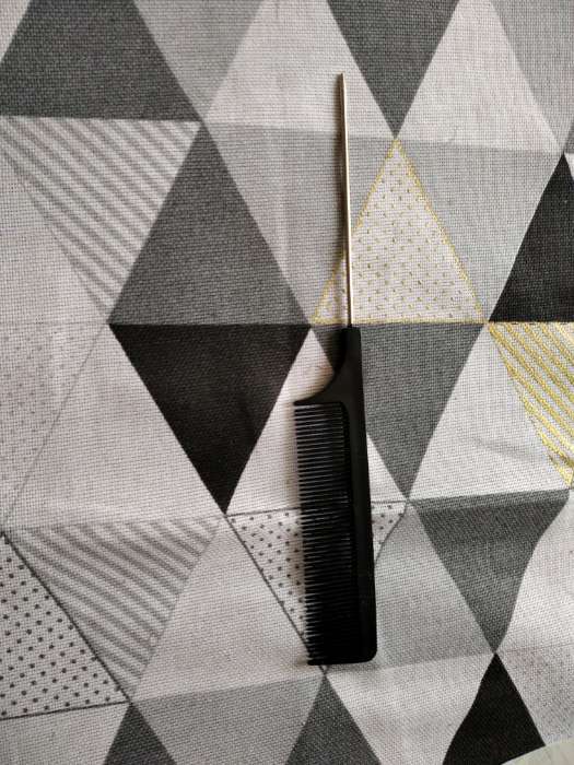 Фотография покупателя товара Расчёска с металлическим хвостиком, 20 × 2,5 см, цвет чёрный