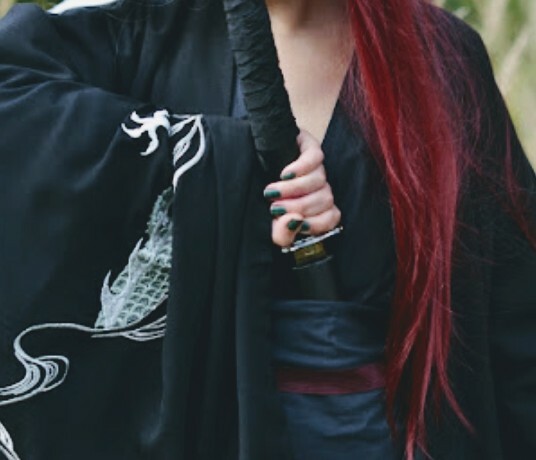 Фотография покупателя товара Сувенирное оружие «Катана на подставке», чёрные ножны с резным драконом, рукоять микс 100см