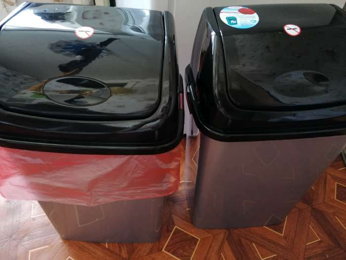 Фотография покупателя товара Контейнер для мусора «Камелия», 4 л, цвет серебристый перламутр/чёрный - Фото 7