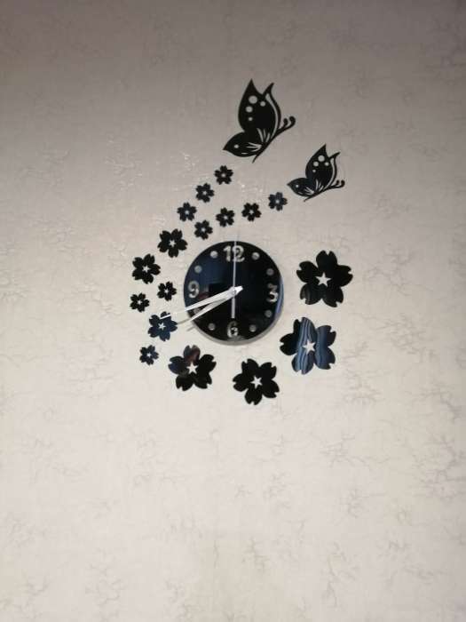 Фотография покупателя товара Часы настенные интерьерные, 3d «Цветы и бабочки», плавный ход, наклейка, большие, d=15 см, чёрные - Фото 3