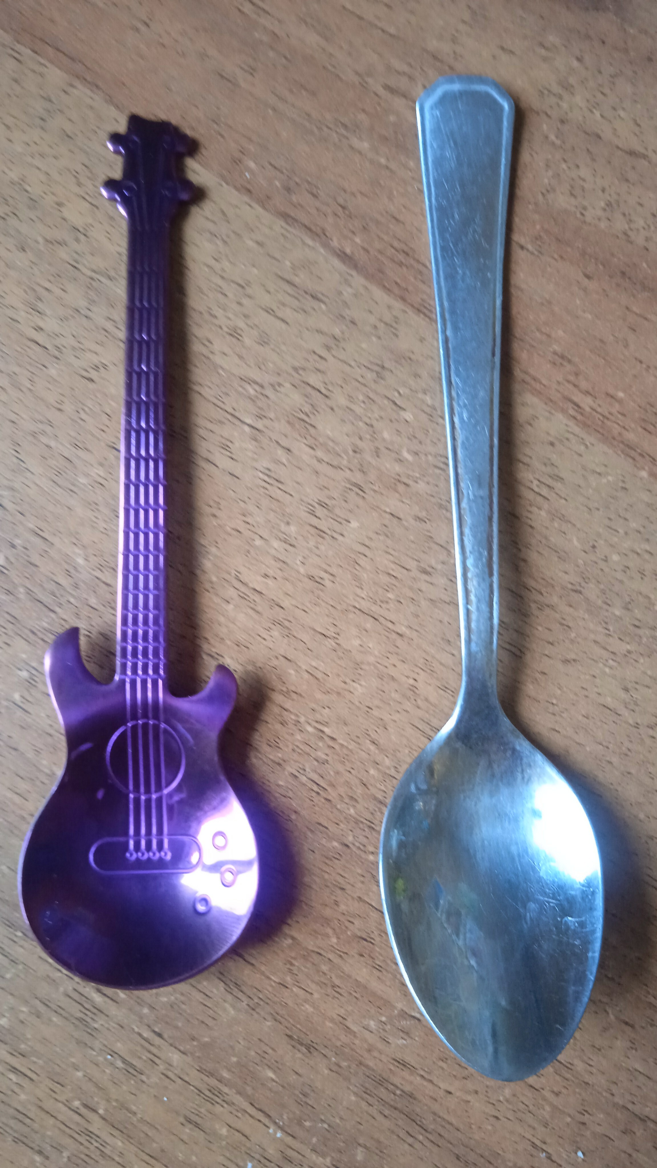 Фотография покупателя товара Ложка десертная из нержавеющей стали Magistro «Гитара», длина 12 см, цвет фиолетовый