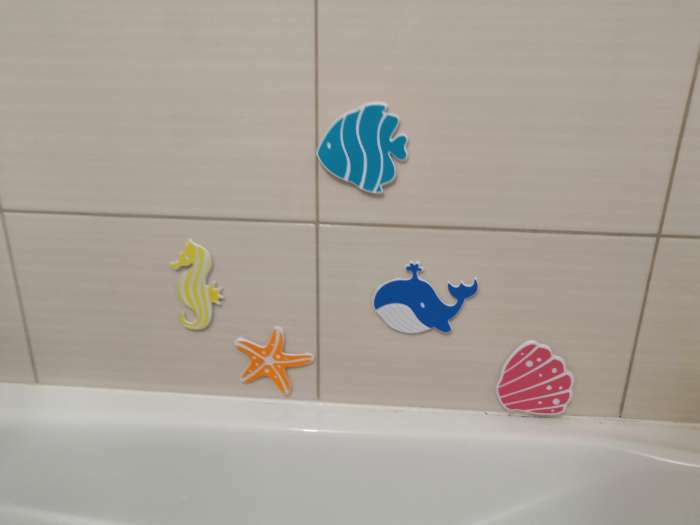 Фотография покупателя товара Набор мини-ковриков для ванны на присосках Доляна «Океан», 16×16 см, 5 шт, цвет МИКС - Фото 3