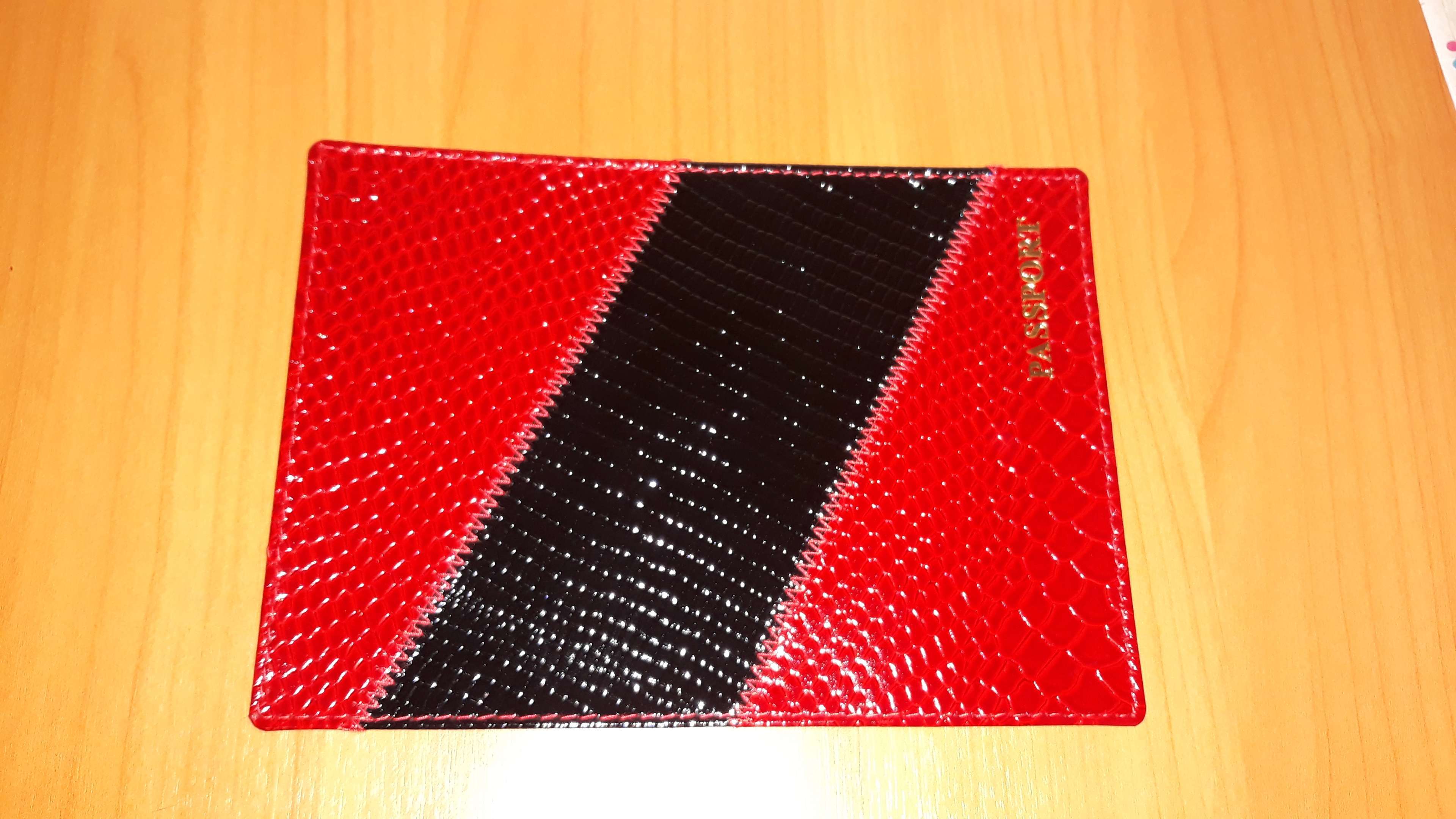 Фотография покупателя товара Обложка для паспорта, питон/игуана, цвет красный/чёрный - Фото 2