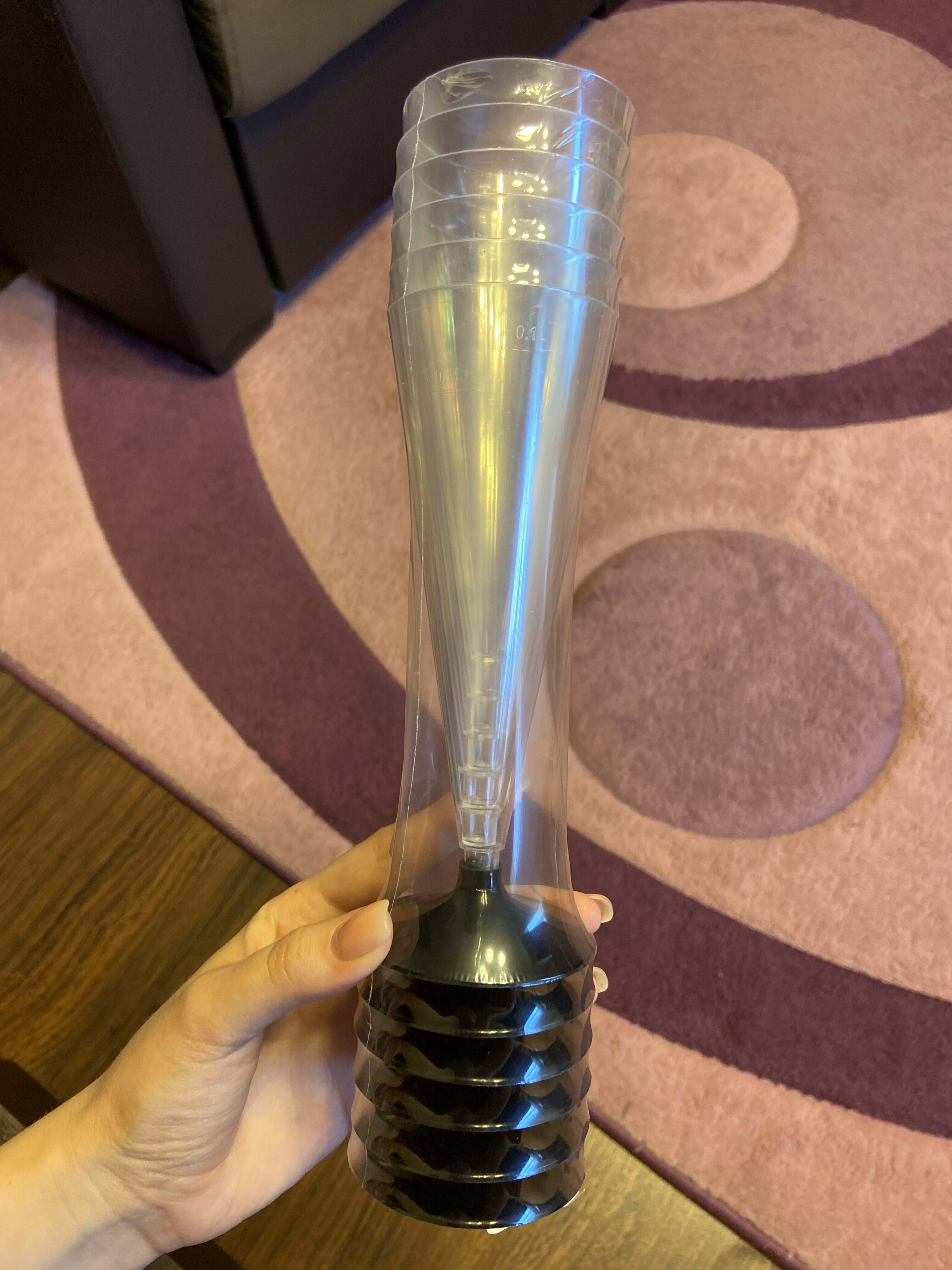 Фотография покупателя товара Фужер пластиковый одноразовый для шампанского «Конус», 150 мл, с чёрной ножкой, цвет прозрачный - Фото 8