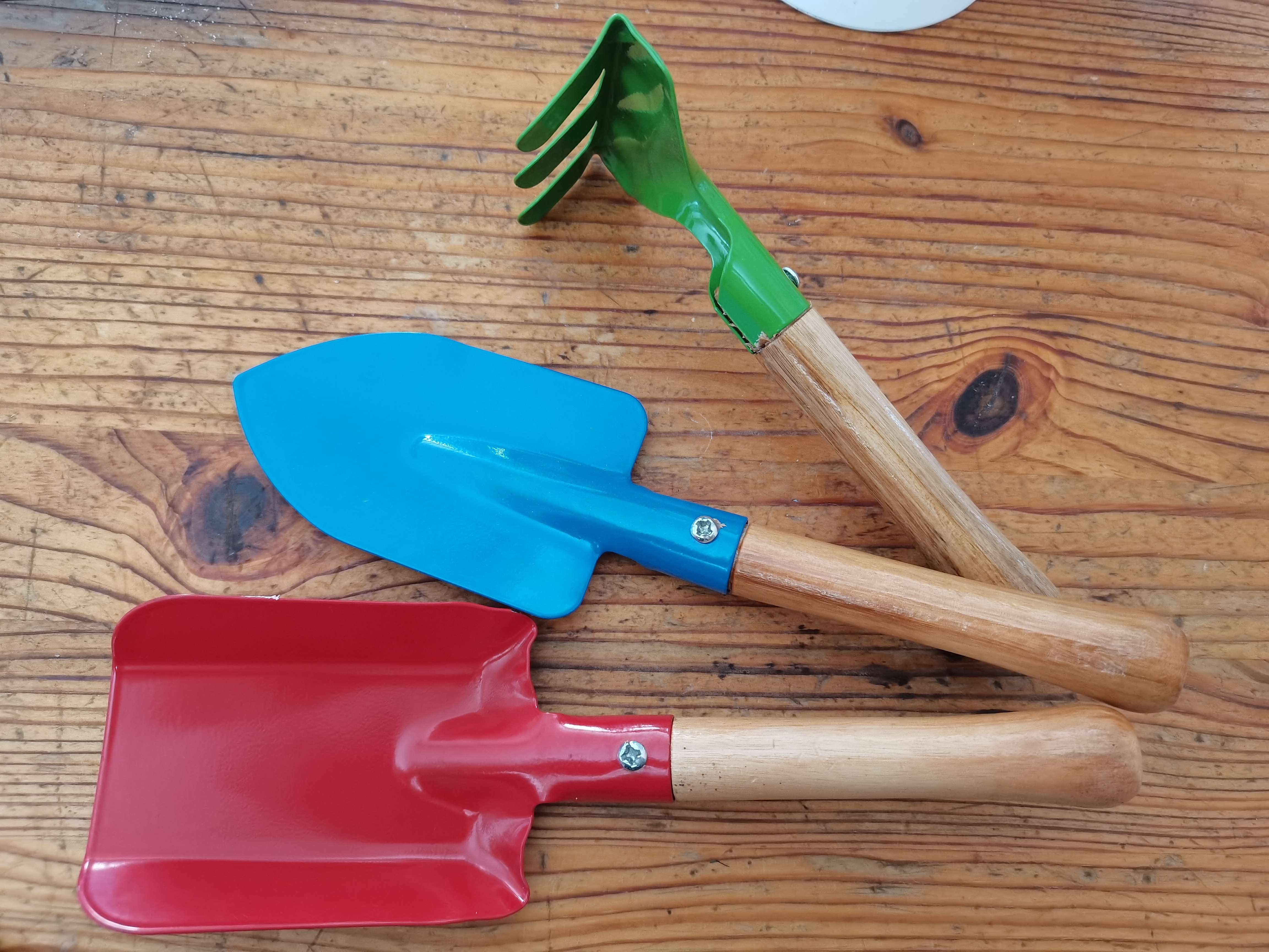 Фотография покупателя товара Набор садового инструмента, 3 предмета: грабли, совок, лопатка, длина 20 см, деревянная ручка, МИКС