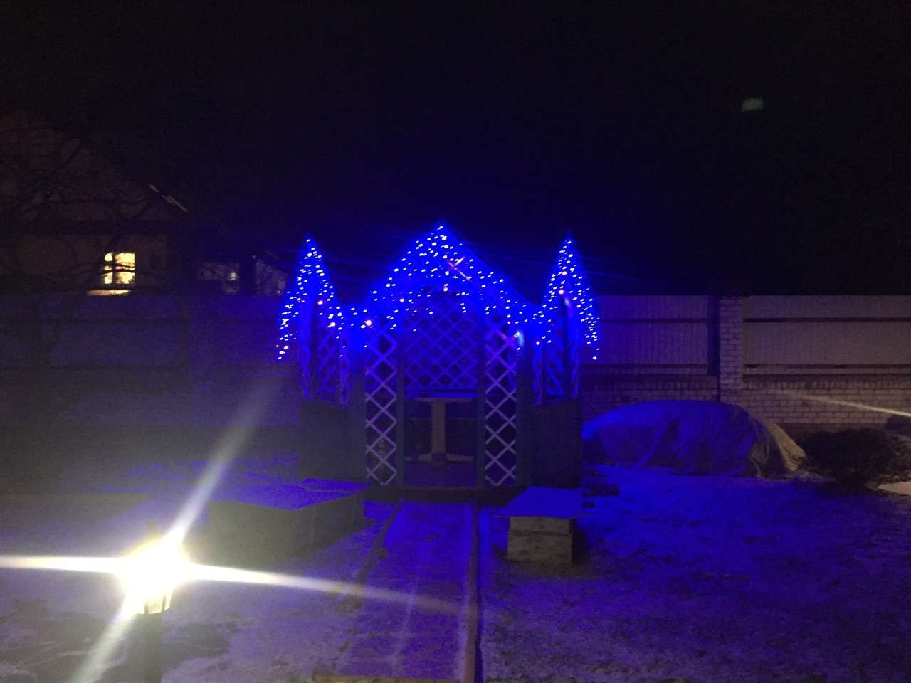 Фотография покупателя товара Гирлянда «Бахрома» 4 × 0.6 м, IP44, тёмная нить, 180 LED, свечение бело-синее, мигание, 220 В - Фото 6