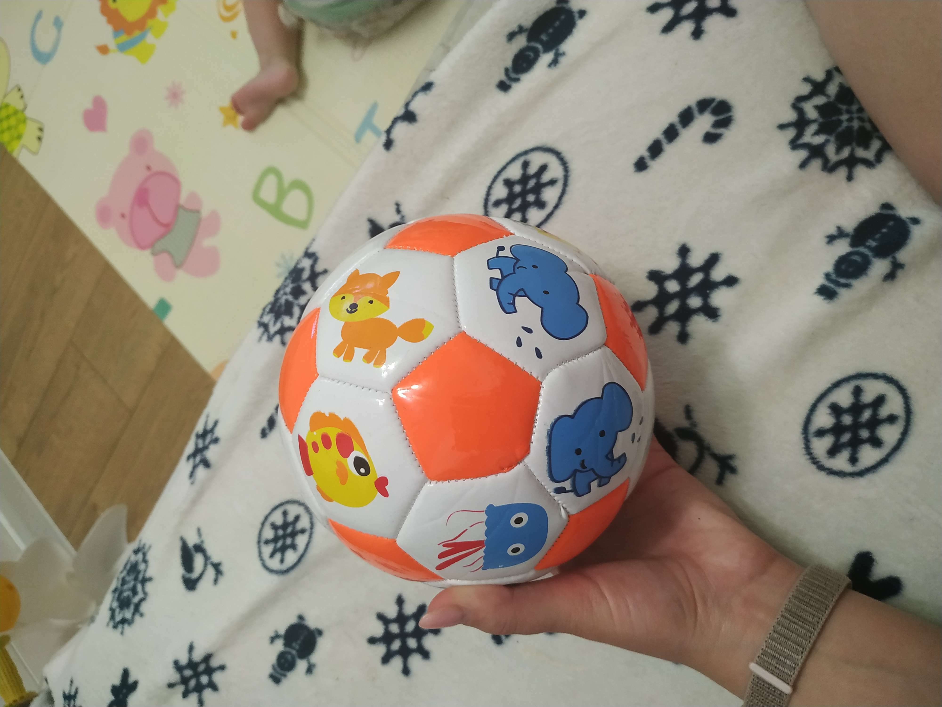 Фотография покупателя товара Мяч футбольный детский, ПВХ, машинная сшивка, 32 панели, размер 2, цвета микс - Фото 2