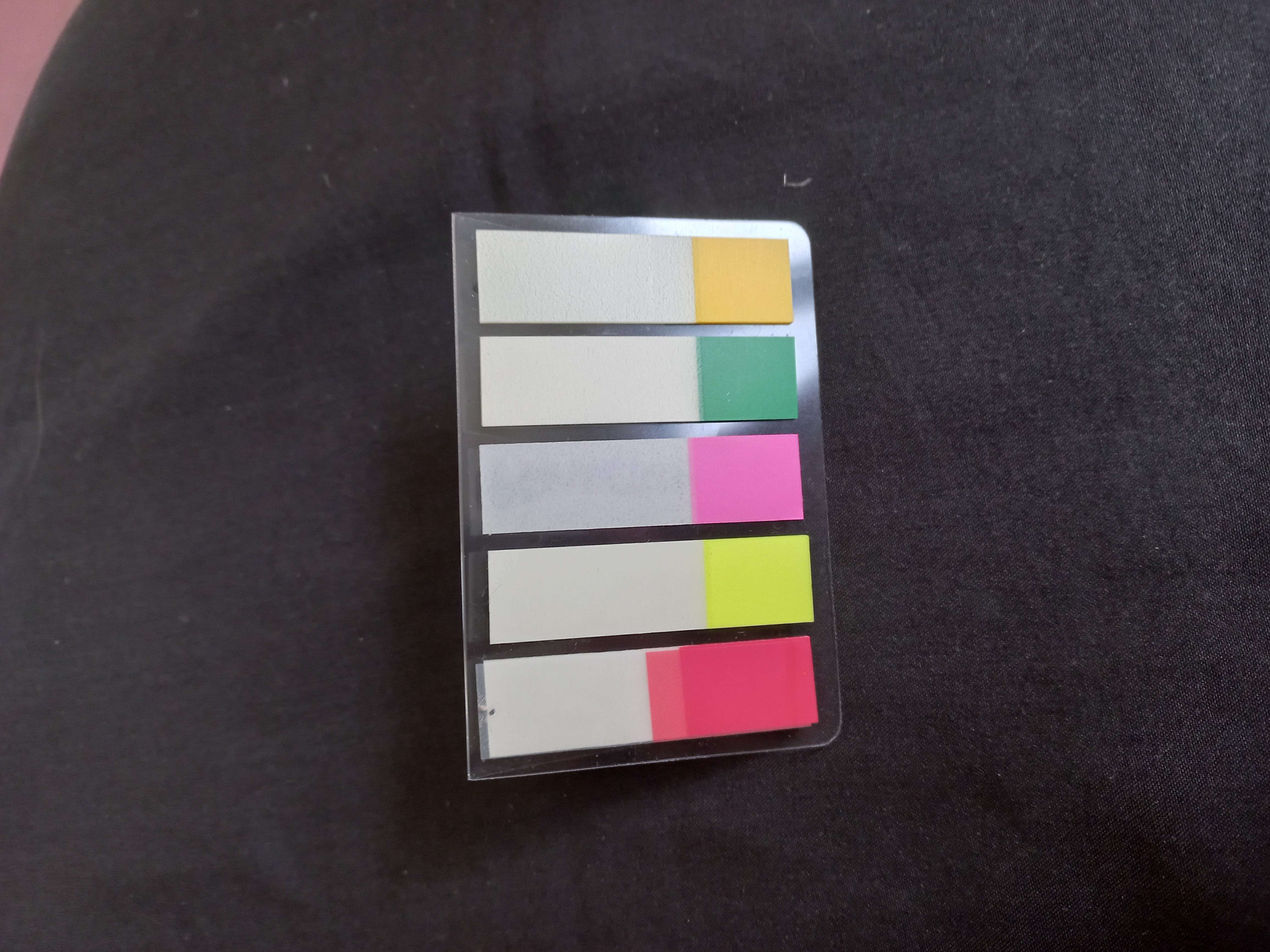 Фотография покупателя товара Блок-закладка с липким краем 25 x 44 мм, пластик, 5 цветов по 20 листов, флуоресцентный, в блистере, МИКС