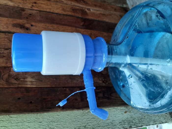 Фотография покупателя товара УЦЕНКА Помпа для воды LuazON, механическая, малая, под бутыль от 11 до 19 л, голубая - Фото 11