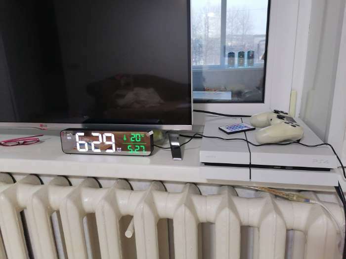 Фотография покупателя товара Часы электронные настольные: будильник, календарь, термометр, с подвесом, 3.5 х 7 х 26.5 см - Фото 4