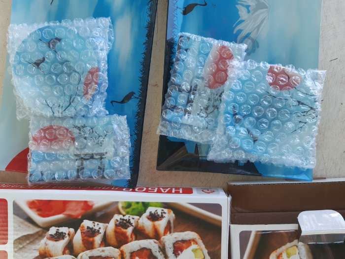 Фотография покупателя товара Набор для суши из стекла Доляна «Сакура», 3 предмета: соусники 8×2 см, 8×6 см, подставка 25×15×2 см - Фото 2