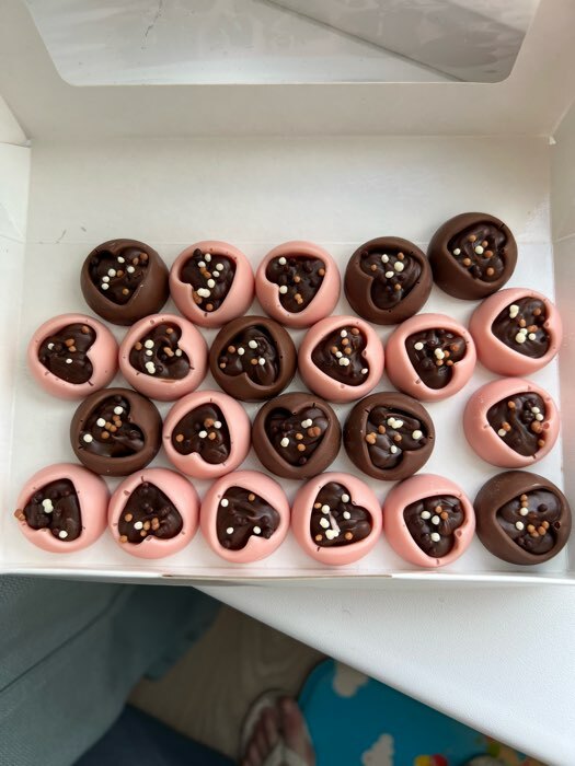 Фотография покупателя товара Форма для шоколада Доляна «Сердце», силикон, 23,2×12×1 см, 15 ячеек (d=3,3 см), цвет коричневый - Фото 4