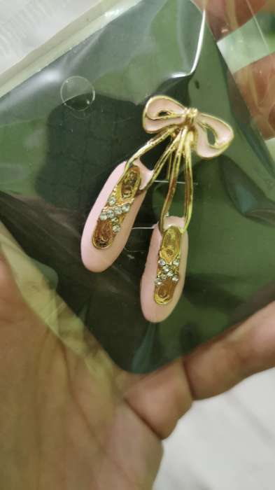 Фотография покупателя товара Брошь «Пуанты» балерины, цвет бело-розовый в золоте - Фото 1