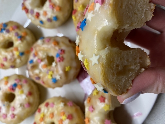 Фотография покупателя товара Форма для выпечки Доляна «Пончик», силикон, 26×18×2,5 см, 6 ячеек (d=7,5 см), цвет персиковый - Фото 8