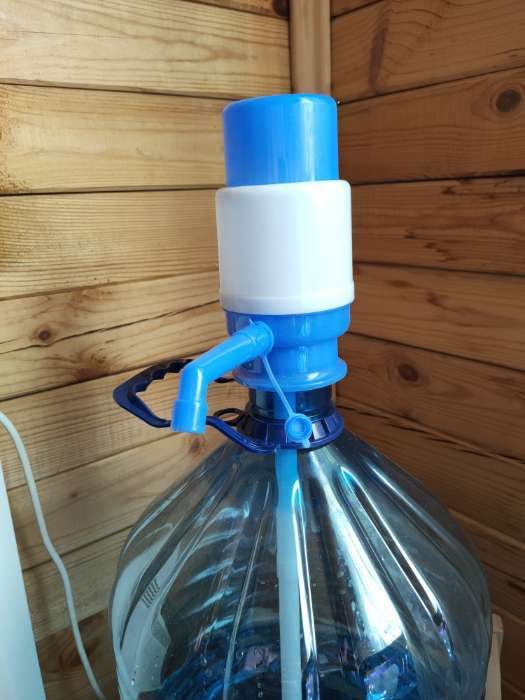 Фотография покупателя товара УЦЕНКА Помпа для воды LuazON, механическая, малая, под бутыль от 11 до 19 л, голубая - Фото 10