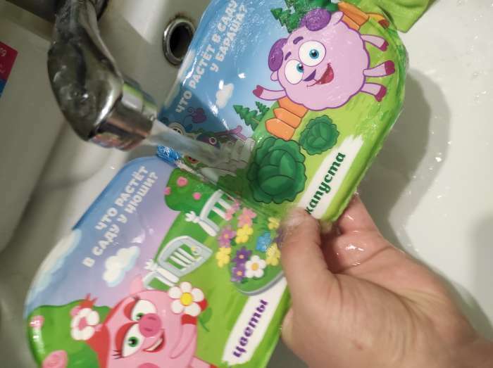 Фотография покупателя товара Книжка для игры в ванной СМЕШАРИКИ «Что растёт в саду» водная раскраска - Фото 3