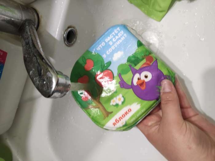 Фотография покупателя товара Книжка для игры в ванной СМЕШАРИКИ «Что растёт в саду» водная раскраска