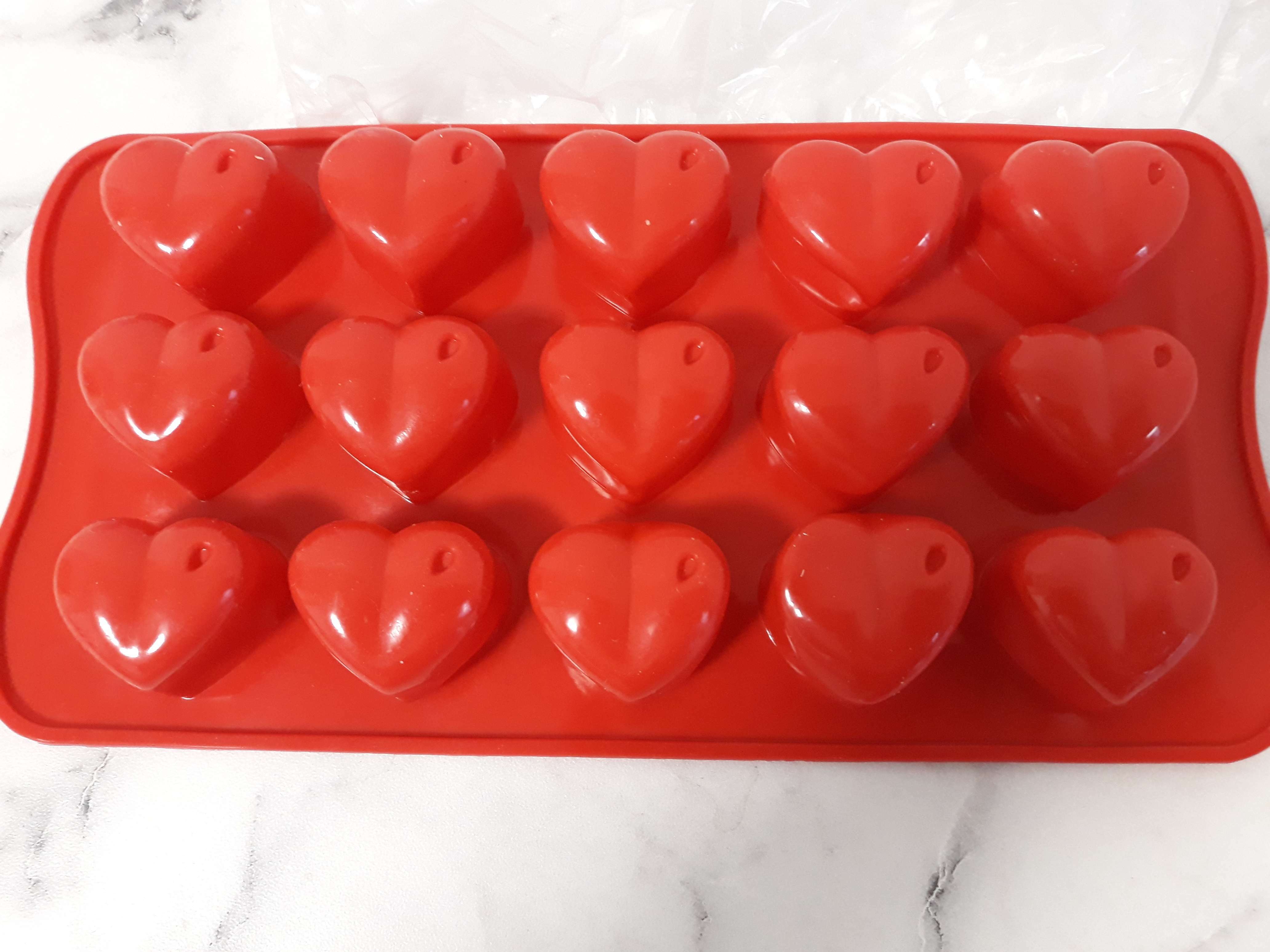 Фотография покупателя товара Форма для шоколада Доляна «Сердечки», силикон, 20,5×10 см, 15 ячеек (3×2,6 см), цвет МИКС - Фото 24
