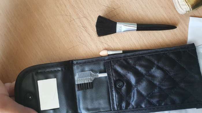 Фотография покупателя товара Набор кистей для макияжа «Compact», 5 предметов, футляр с зеркалом, цвет чёрный - Фото 3