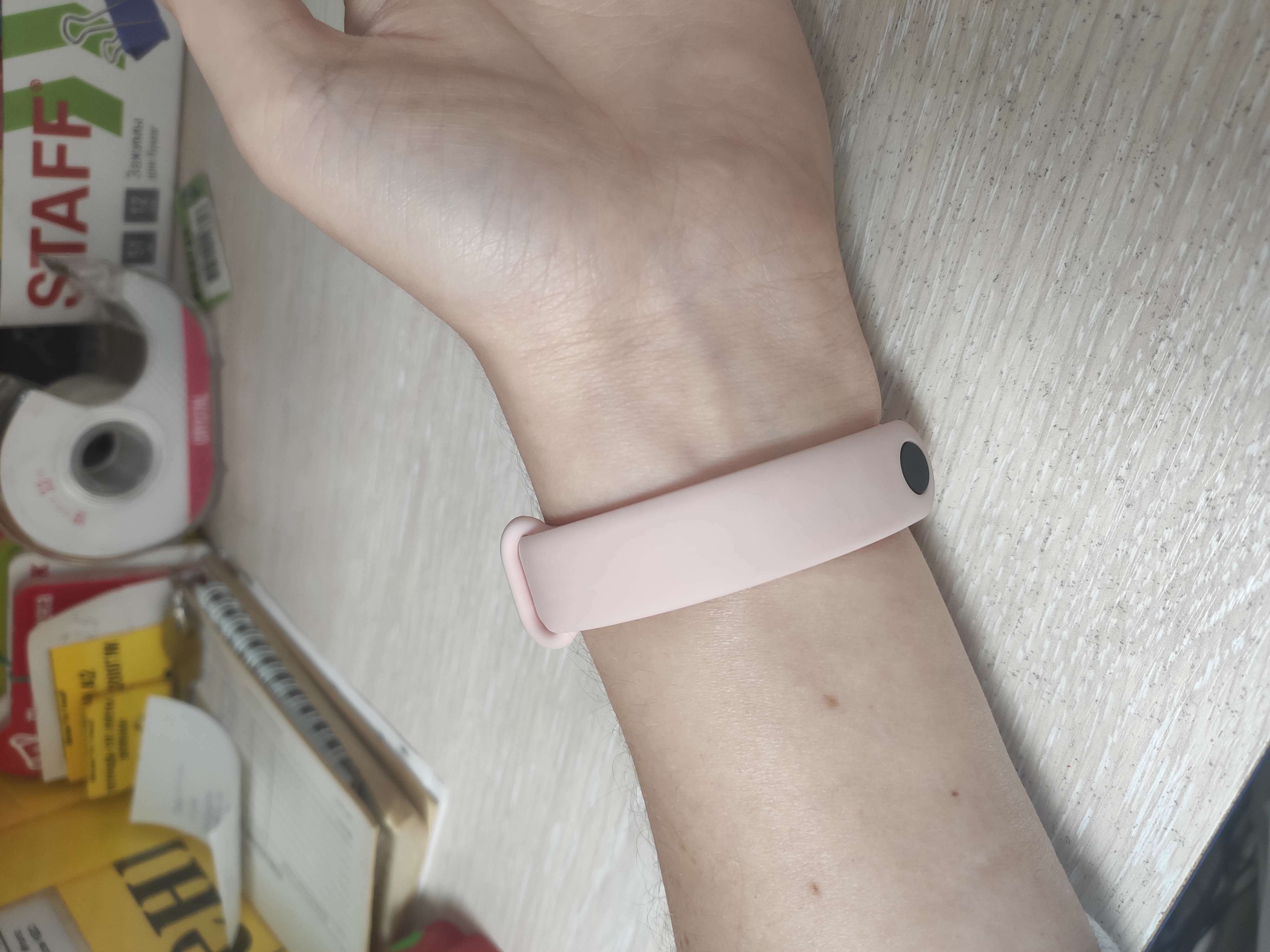 Фотография покупателя товара Ремешок для фитнес-браслета Mi Band 5/6 LuazON, силиконовый, белый - Фото 7