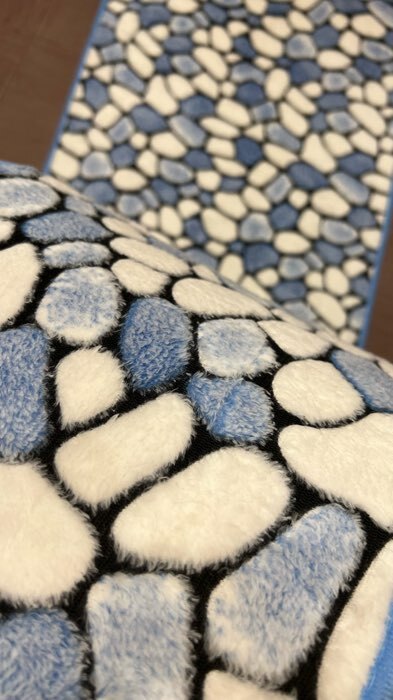 Фотография покупателя товара Набор ковриков для ванны и туалета Доляна «Галька», 2 шт: 40×50, 50×80 см, цвет синий - Фото 1