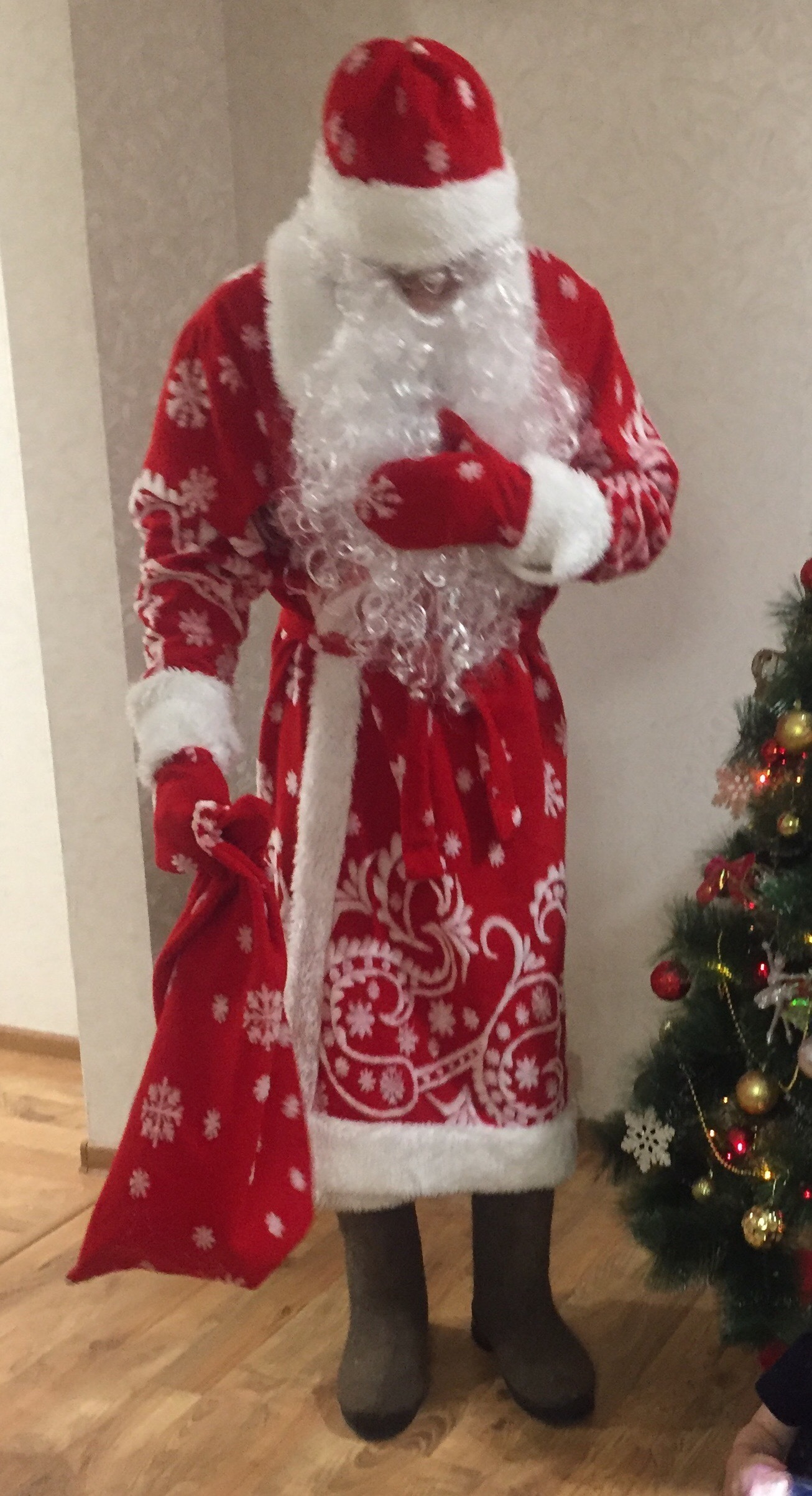 Фотография покупателя товара Карнавальный костюм "Дед Мороз", шуба, шапка, варежки, пояс, мешок, р-р 56-58 - Фото 1