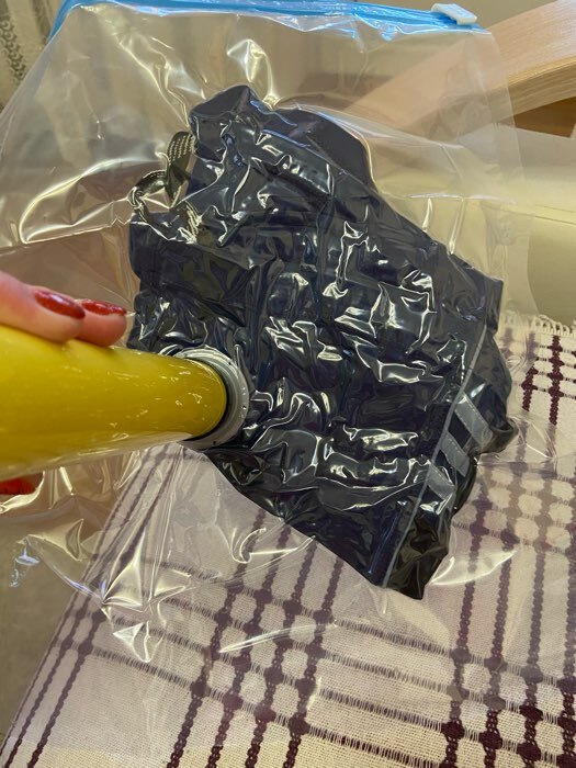 Фотография покупателя товара Насос для вакуумных пакетов, 23,5×4×4 см, цвет жёлтый - Фото 2