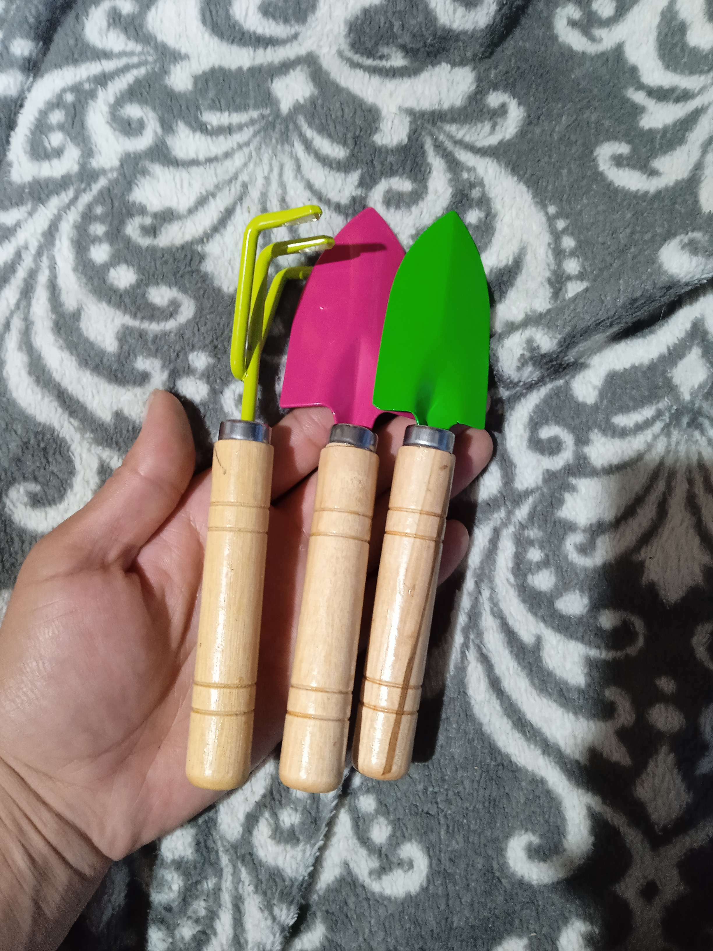 Фотография покупателя товара Набор садового инструмента, 3 предмета: рыхлитель, совок, грабли, длина 20 см, цвет МИКС, Greengo - Фото 5