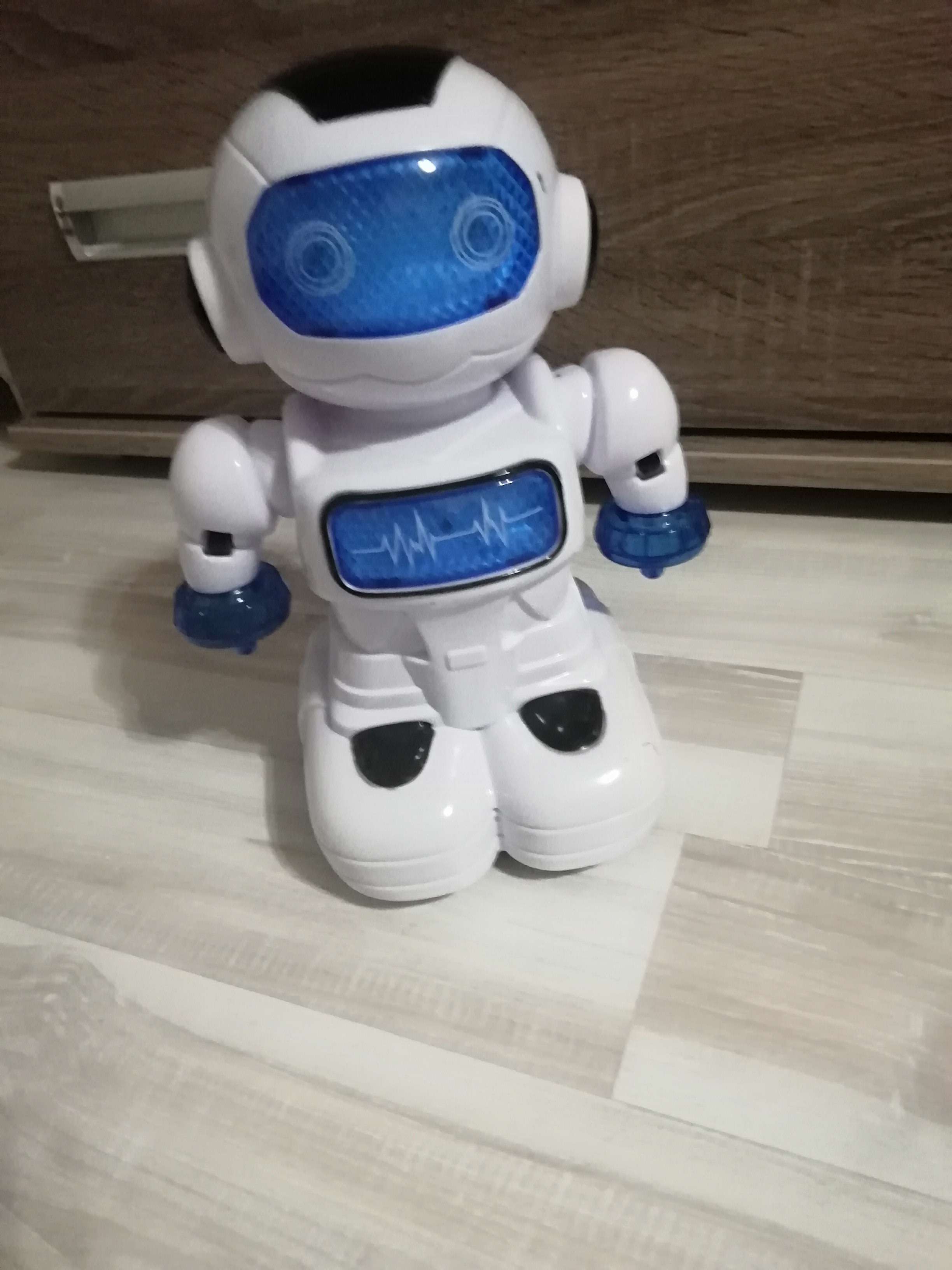 Фотография покупателя товара Робот «Космобот», ездит, световые и звуковые эффекты, работает от батареек