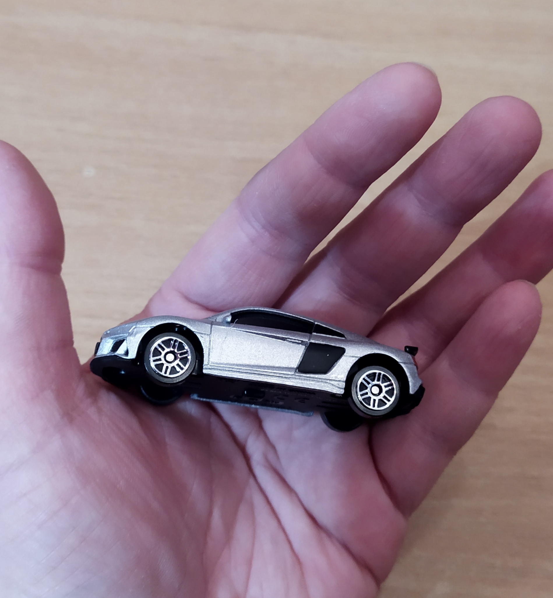 Машина металлическая AUDI R8 COUPE, 1:64, цвет серебро (7152983) - Купить  по цене от 135.00 руб. | Интернет магазин SIMA-LAND.RU