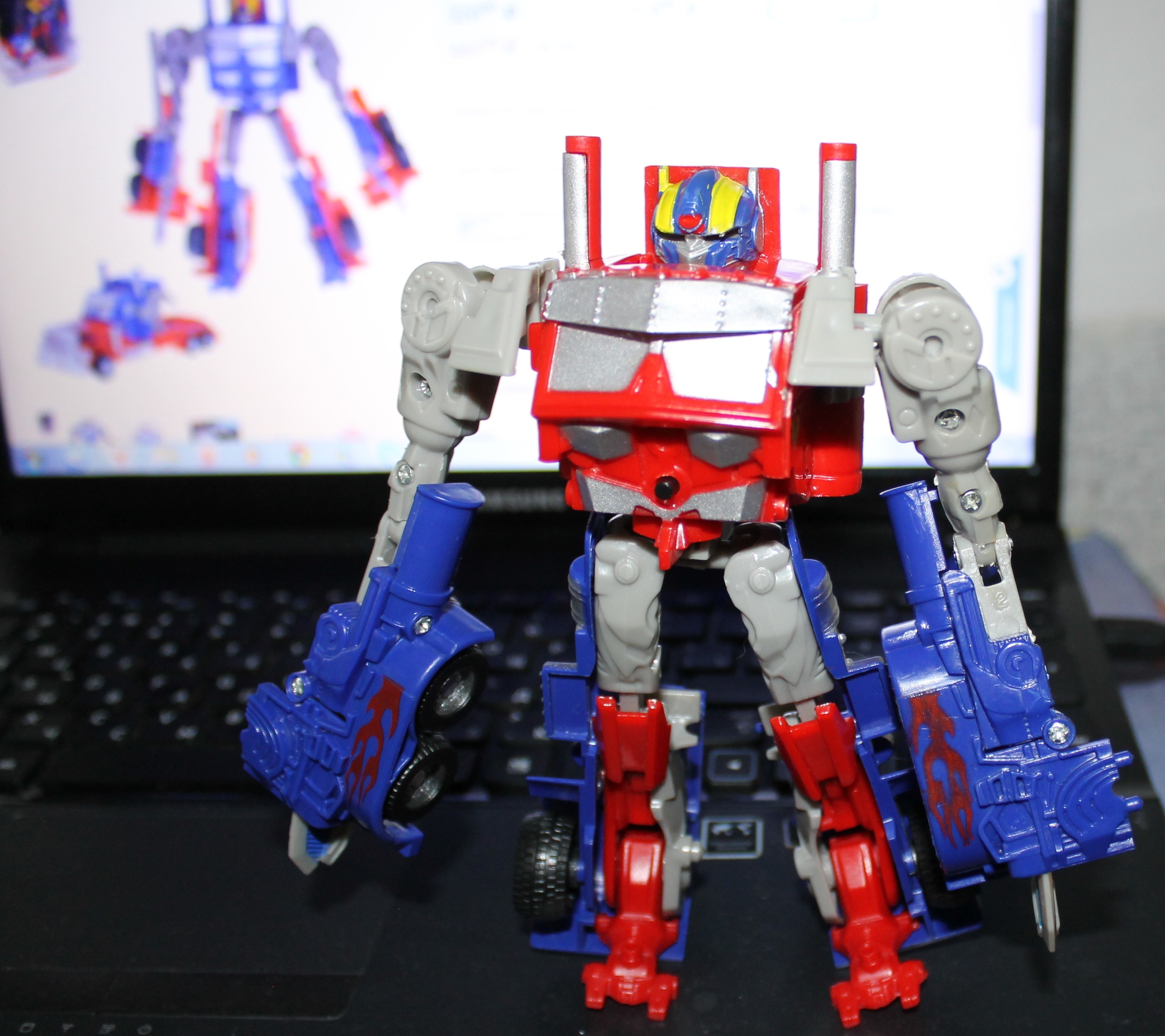 Фотография покупателя товара Робот "Герой", трансформируется, световые и звуковые эффекты, цвета МИКС - Фото 2