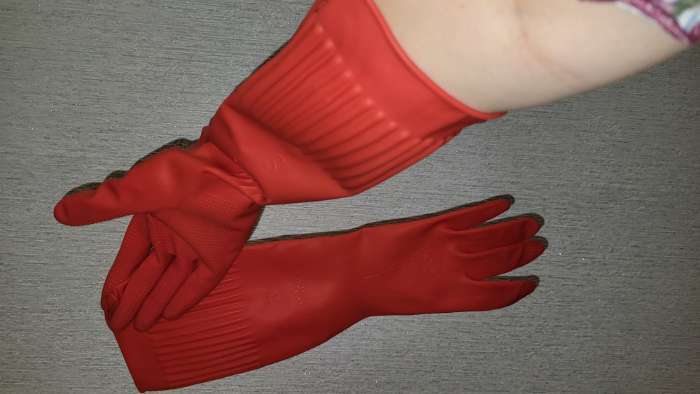 Фотография покупателя товара Перчатки хозяйственные латексные Доляна, размер S, длинные манжеты, цвет красный