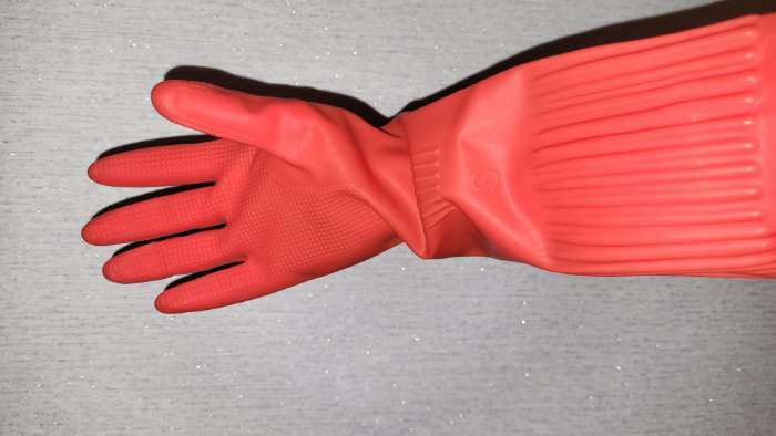 Фотография покупателя товара Перчатки хозяйственные латексные Доляна, размер S, длинные манжеты, 90 гр, цвет красный - Фото 2