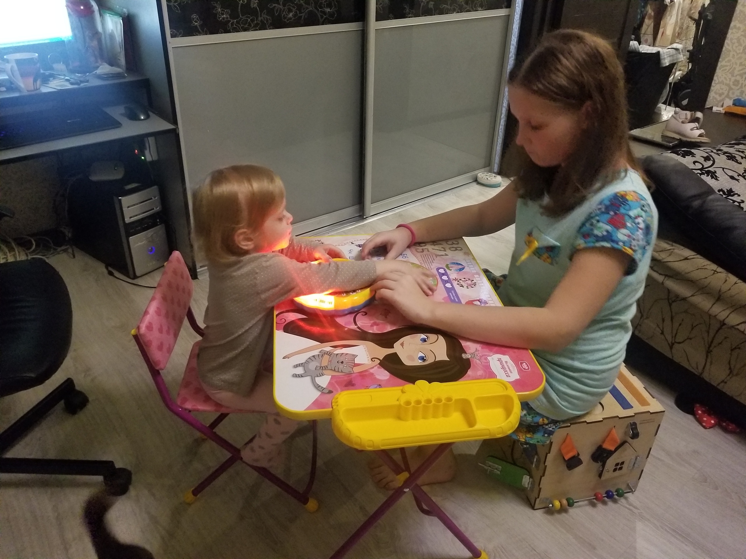 Фотография покупателя товара Комплект детской мебели «Никки. Маленькая принцесса» складной, цвета стула МИКС - Фото 2