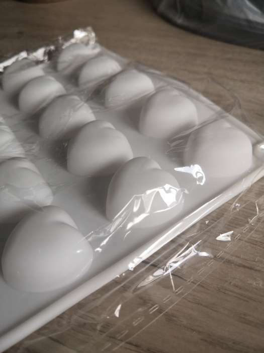 Фотография покупателя товара Форма для муссовых десертов и выпечки Доляна «Сердца», 29,7×17,3×1,5 см, 35 ячеек (2,7×2,5 см), цвет белый