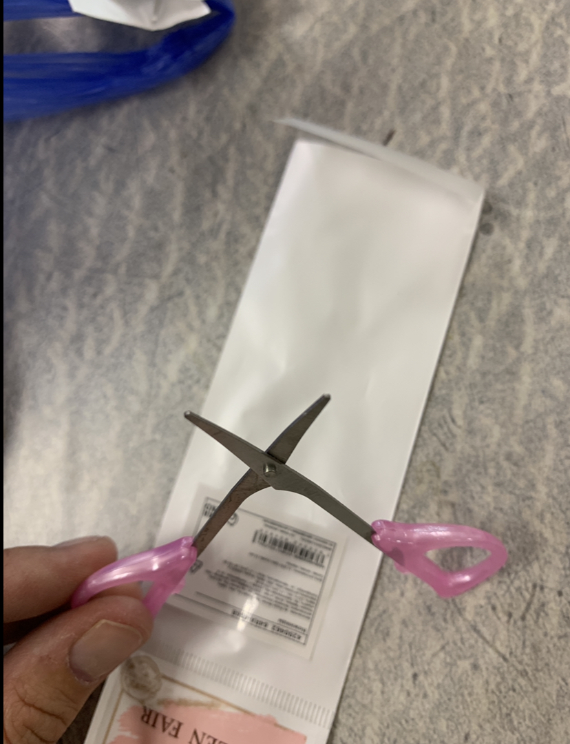 Фотография покупателя товара Ножницы маникюрные, загнутые, узкие, 9 см, цвет МИКС