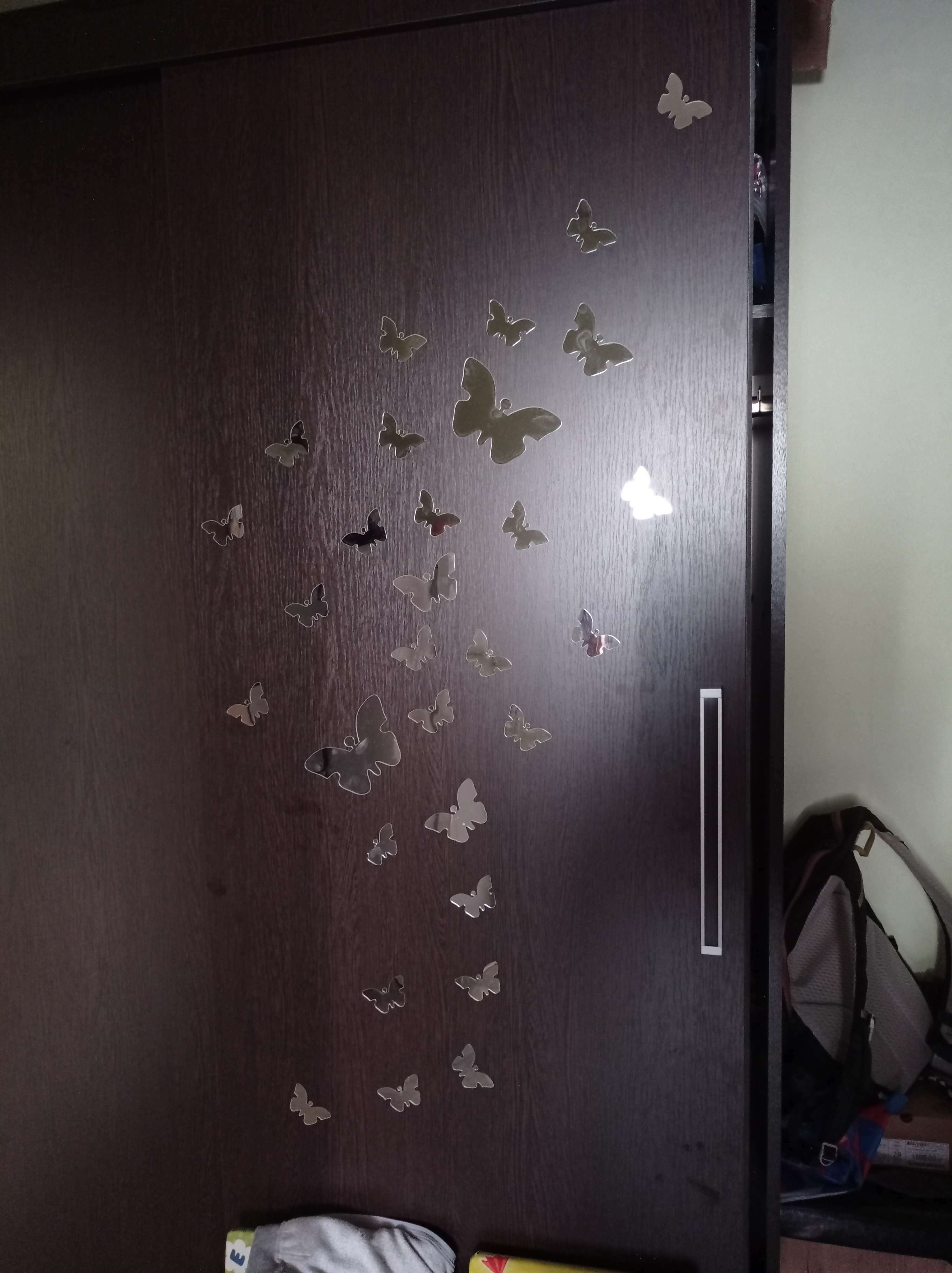 Фотография покупателя товара Наклейка интерьерная зеркальная "Бабочки" 3D акрил 25 шт 11х15 см 7,5х10 см 5,3х7 см
