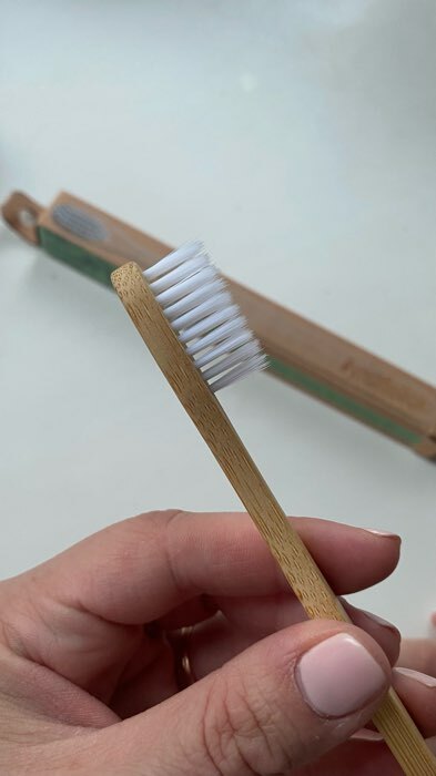 Фотография покупателя товара Бамбуковая зубная щётка «Улыбайся», 18 х 2 х 2 см - Фото 3