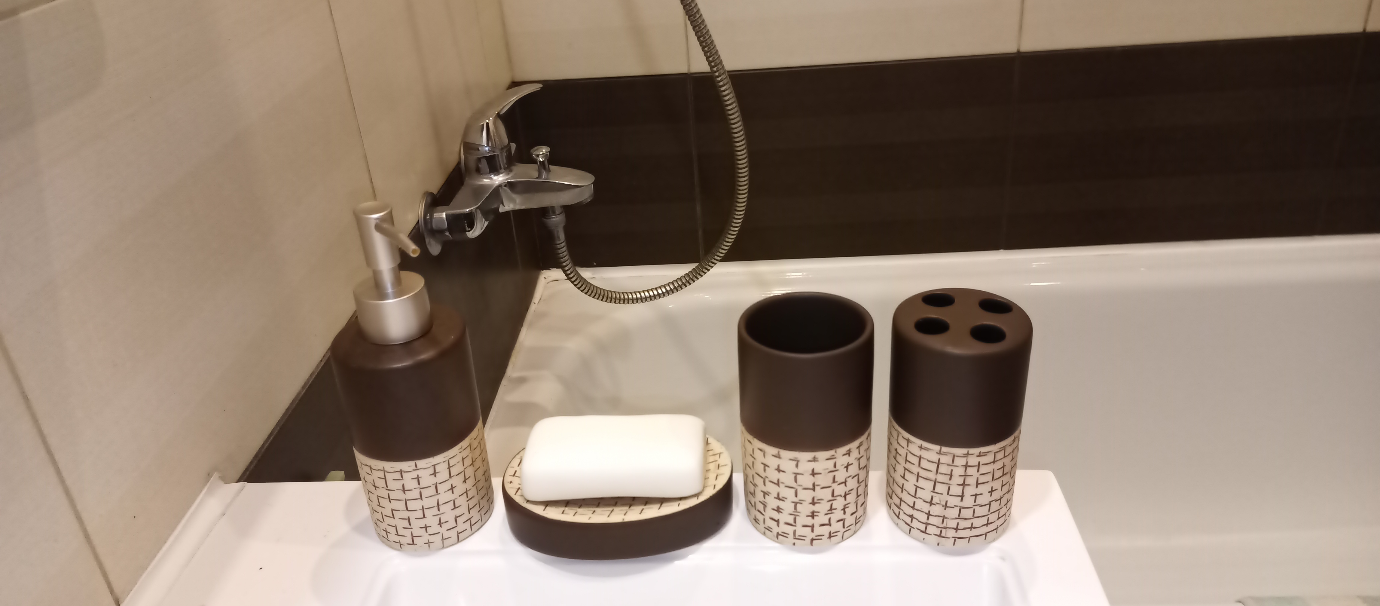 Фотография покупателя товара Набор аксессуаров для ванной комнаты Доляна «Кофе с молоком», 4 предмета (дозатор 300 мл, мыльница, 2 стакана), цвет коричневый - Фото 4