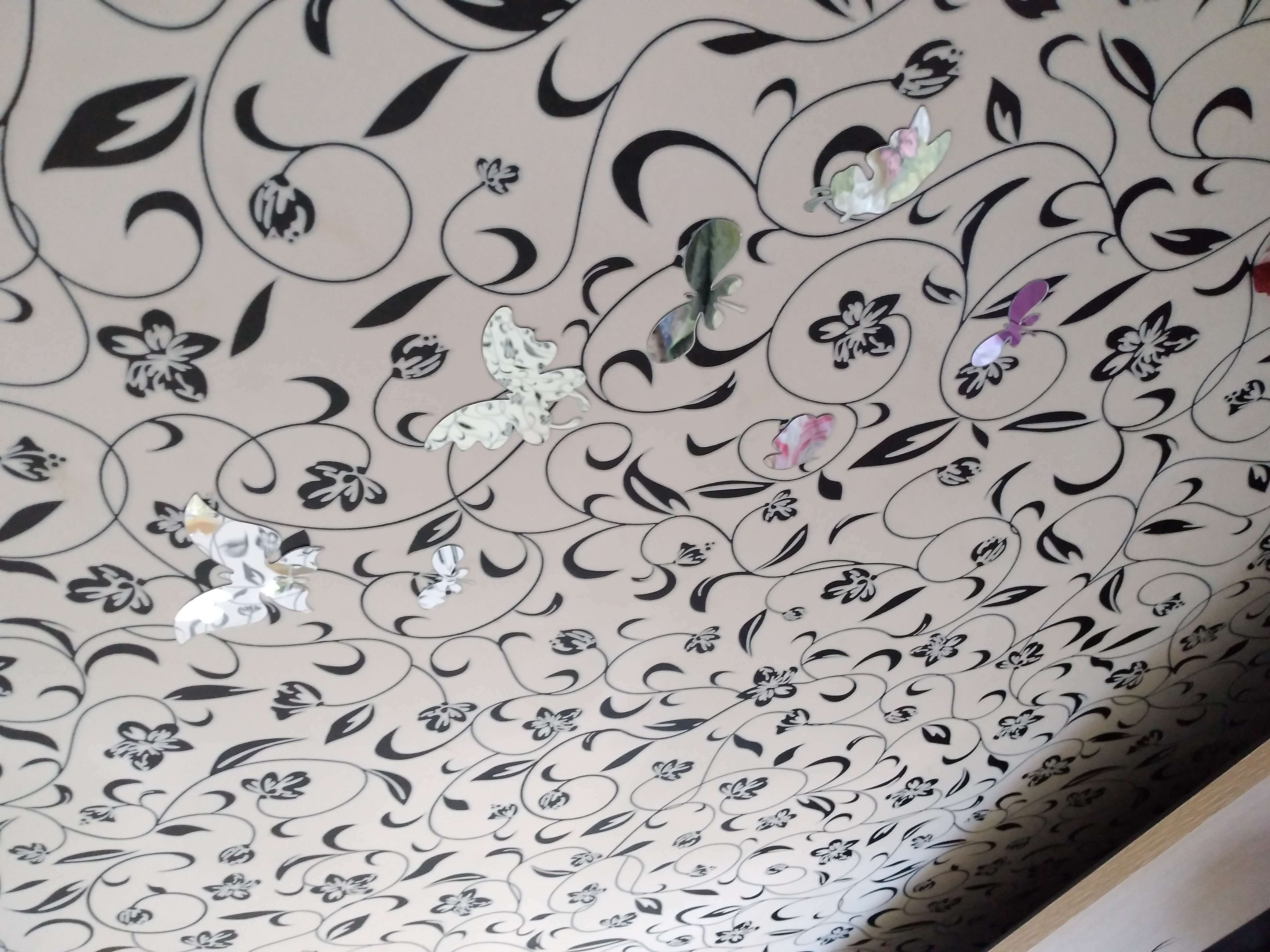 Фотография покупателя товара Наклейки интерьерные "Бабочки", зеркальные, декор на стену, набор 20 шт - Фото 6