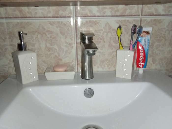 Фотография покупателя товара Набор аксессуаров для ванной комнаты Доляна «Цветочный барельеф», 4 предмета (дозатор 270 мл, мыльница, 2 стакана 210 мл), цвет белый - Фото 5