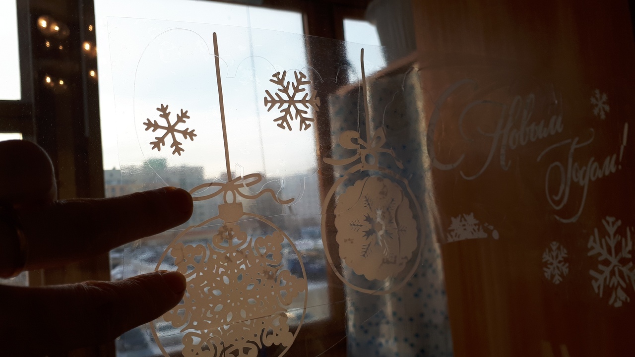 Фотография покупателя товара Наклейка для окон «Новогодняя ёлочка», многоразовая, 33 × 50 см - Фото 4