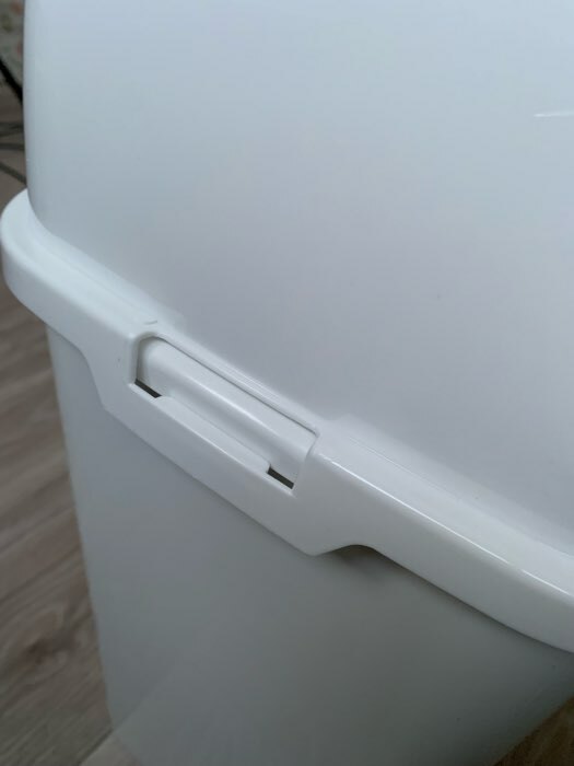 Фотография покупателя товара Контейнер для мусора «Камелия», 4 л, цвет белый - Фото 3