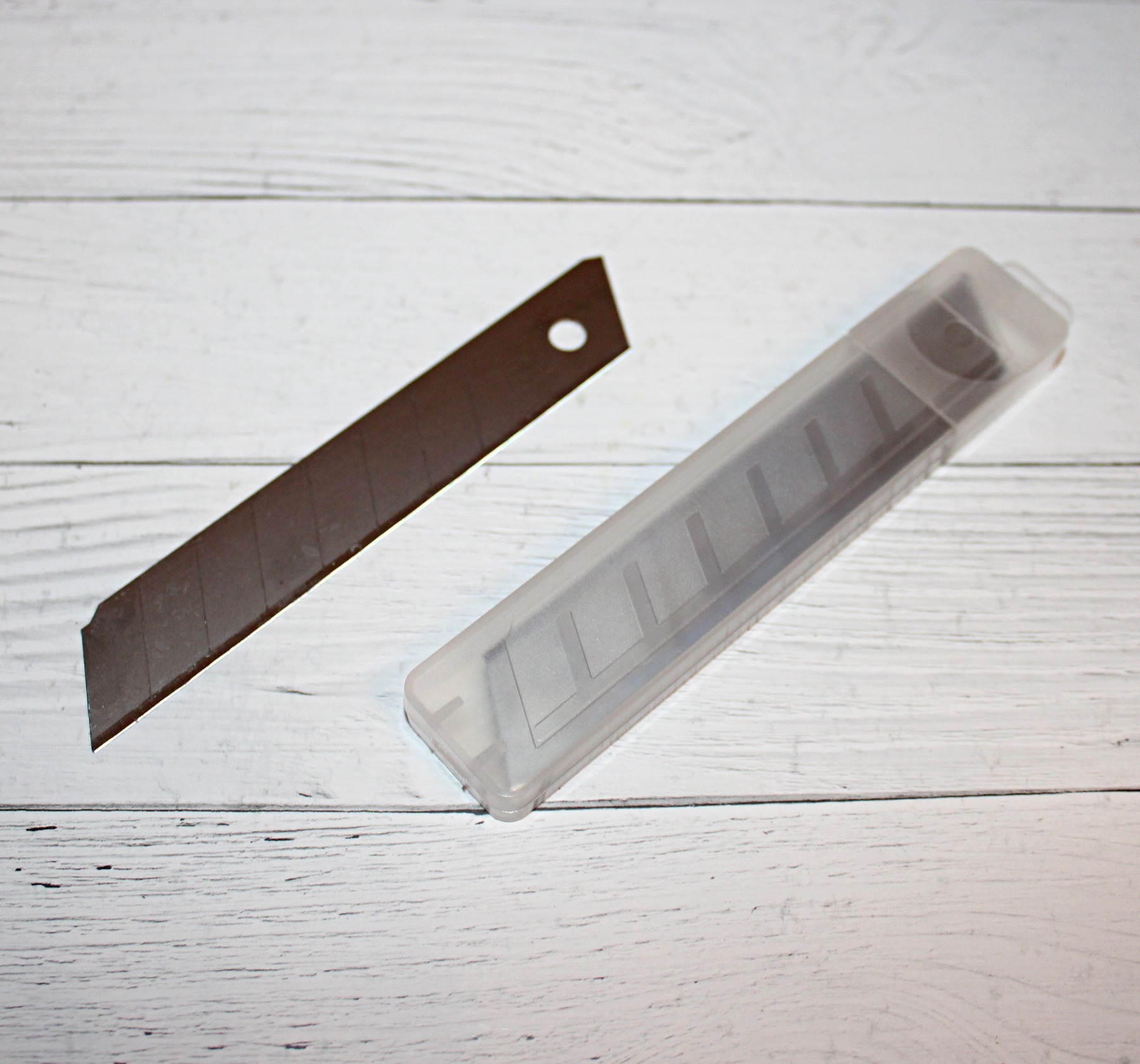 Фотография покупателя товара Лезвия для канцелярского ножа ErichKrause, 18 мм, 10 штук, в пластиковом контейнере - Фото 3