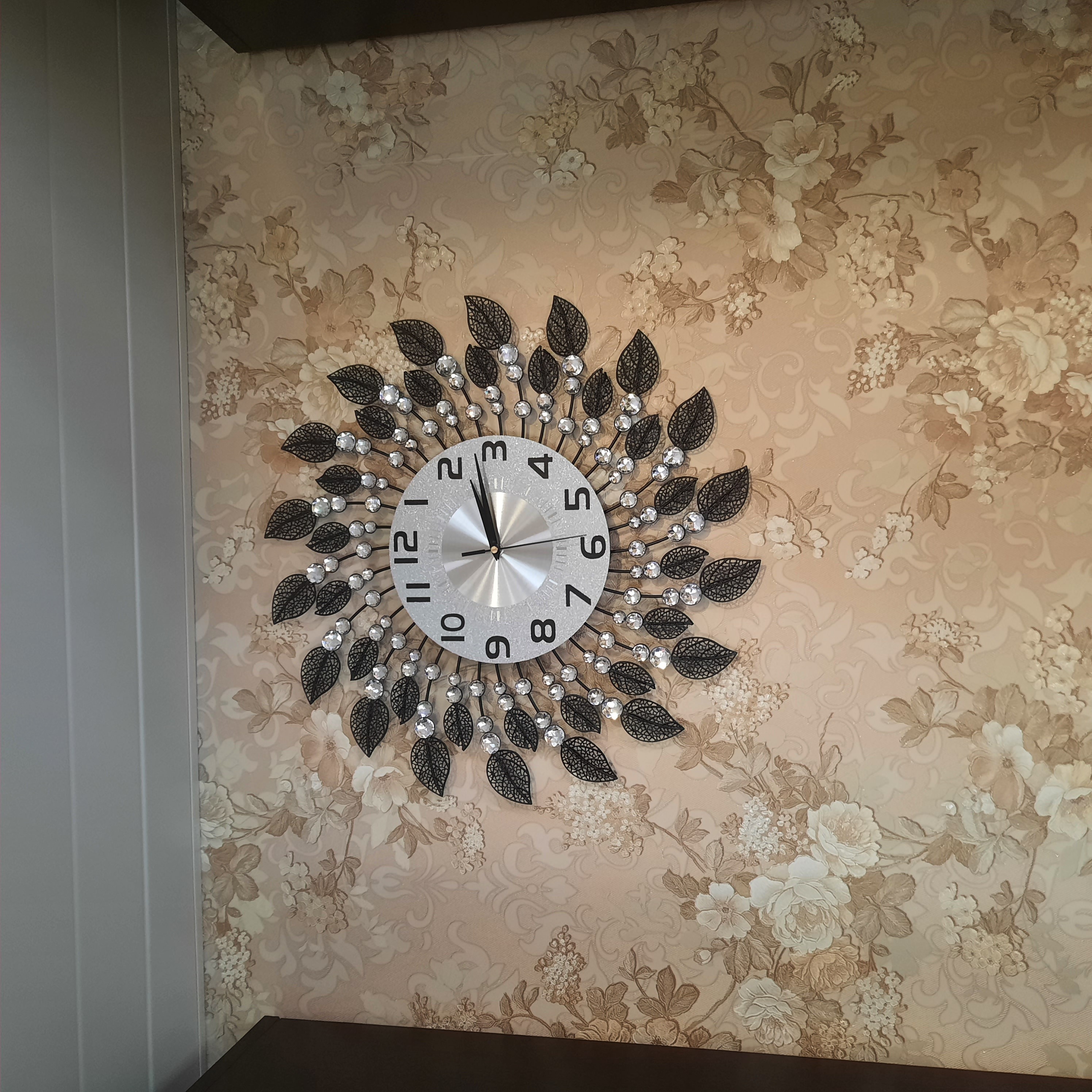 Фотография покупателя товара Часы настенные «Кастелла», серия: Ажур, плавный ход, 50×50 см, d=22 см - Фото 2