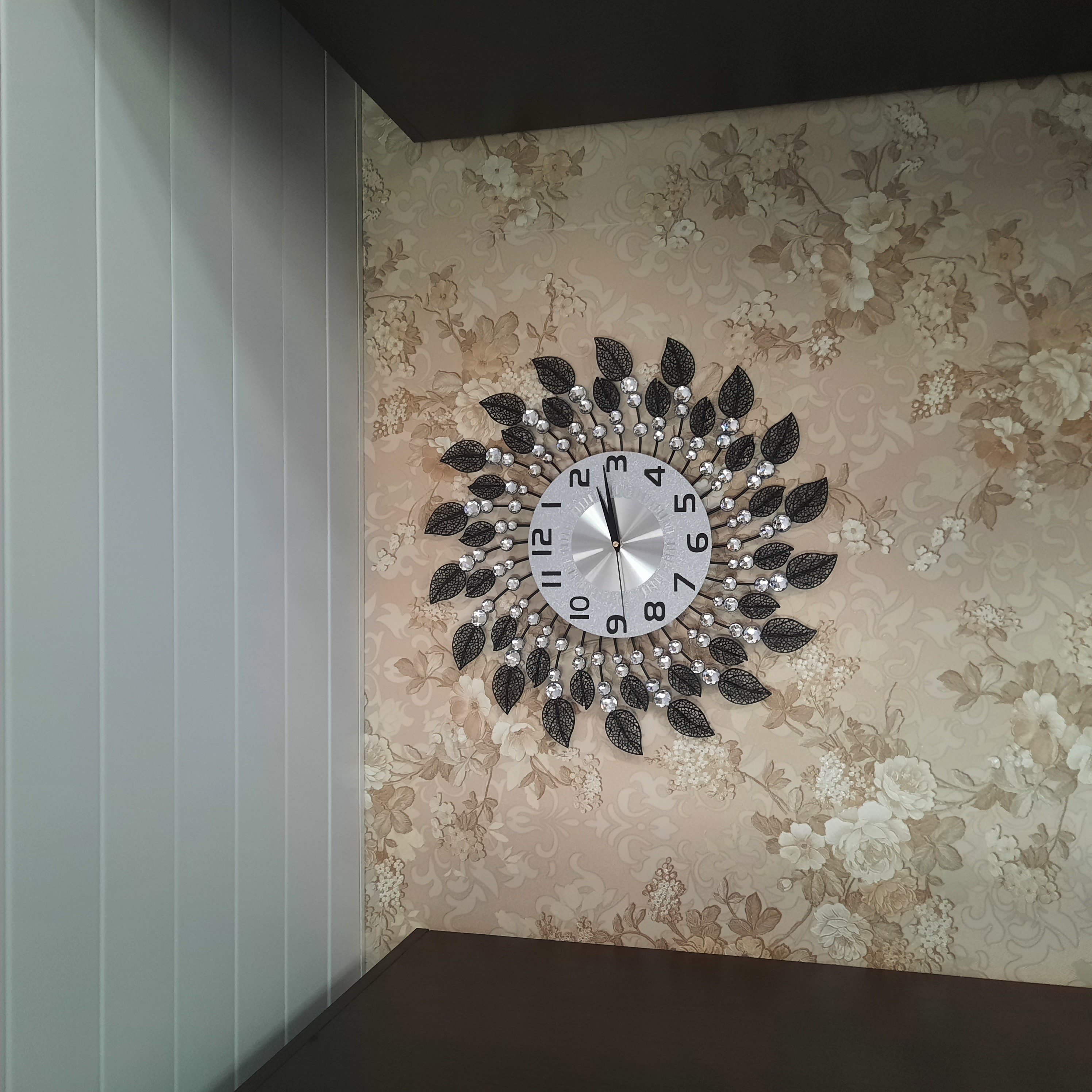 Фотография покупателя товара Часы настенные «Кастелла», серия: Ажур, плавный ход, 50×50 см, d=22 см - Фото 3