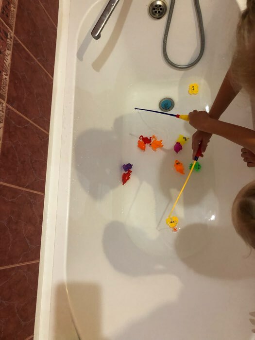 Фотография покупателя товара Магнитная рыбалка для детей «Морские жители», 1 удочка , 1 сачок, 6 игрушек, цвета МИКС - Фото 1