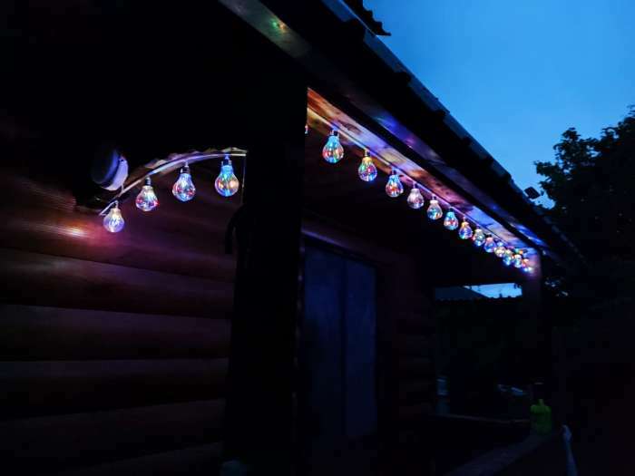 Фотография покупателя товара Гирлянда Uniel «Нить» 1.9 м с насадками «Лампочки», IP44, прозрачная нить, 10 лампочек, свечение мульти, 1 режим, солнечная батарея
