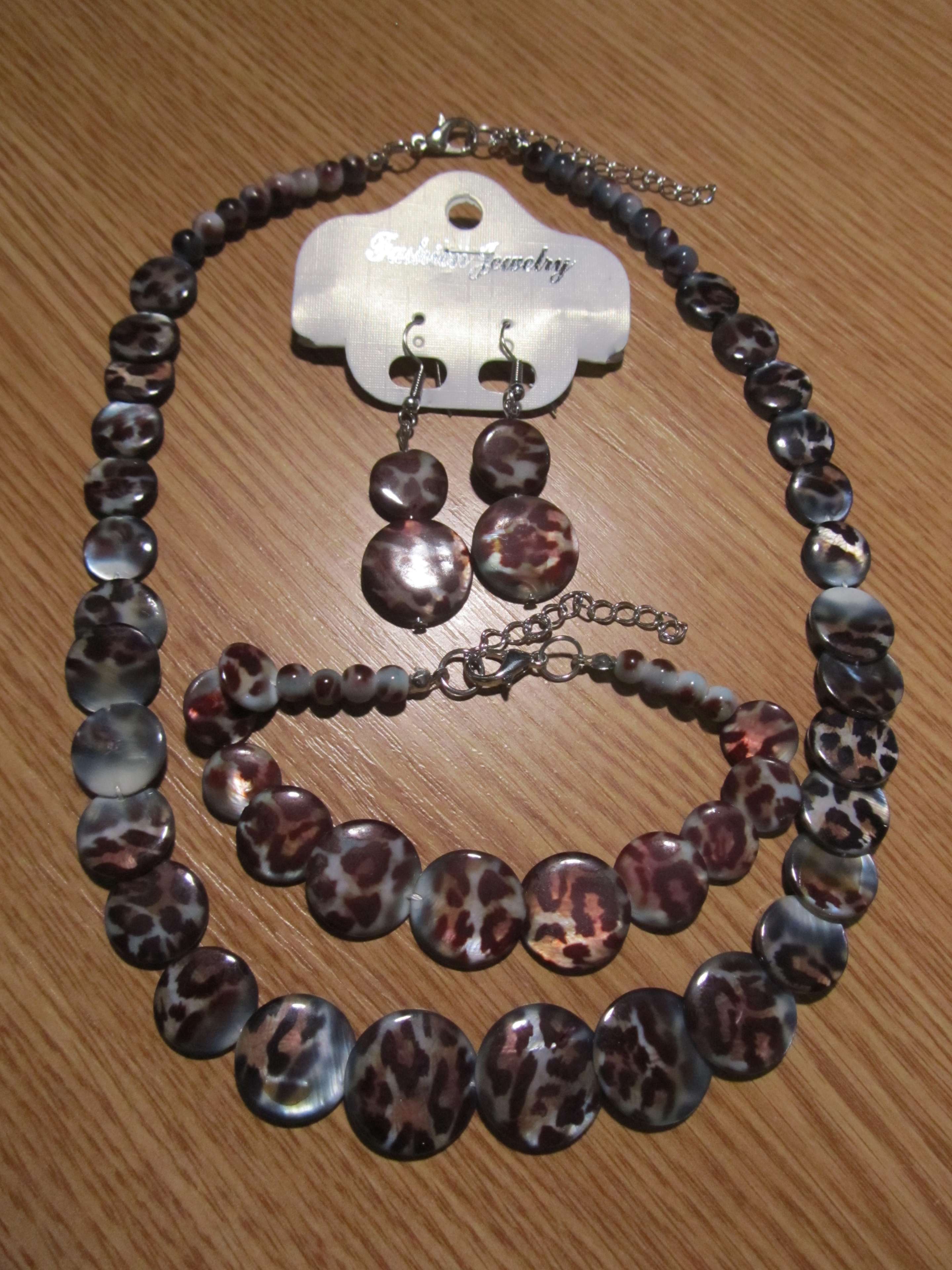 Фотография покупателя товара Набор 3 предмета: серьги, бусы, браслет, лепёшка "Перламутр", цвет тигровый, 45см - Фото 1